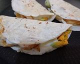 Foto del paso 3 de la receta: Quesadilla de flor de calabaza y chicharrón 🌮🧀🌻🐖🌿