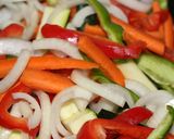 Foto del paso 3 de la receta: Chop Suey de pollo verduras y piñones