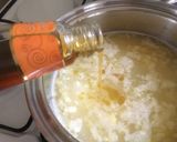 A picture of step 2 of Oriental egg-drop sweet corn soup.