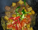 Foto langkah ke 6 dari resep Tumis Ikan Pe Tahu Kecap.