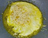 Foto langkah ke 2 dari resep Nasgor Telor keju.
