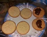 Foto del paso 1 de la receta: Alfajores con galletitas maná🍫💖