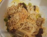 Foto langkah ke 2 dari resep Martabak Mie Daging Daun Bawang.