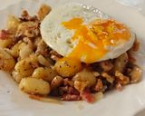 Foto del paso 6 de la receta: Ñoquis dorados con champiñones, bacon y huevo