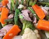 A picture of step 5 of Stir-Fried Pork with Broccoli and Cauliflower.