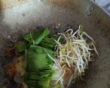 Foto langkah ke 5 dari resep Mie Home (Bayam Brazil) Goreng.