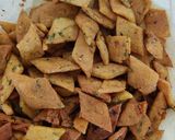 चावल के कुरकुरे नमक पारे(chawal ke kurkure namak pare recipe in hindi) रेसिपी चरण 3 फोटो