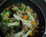 Foto langkah ke 4 dari resep Sup Segar 3 Jamur (enoki, merang, dan kuping).