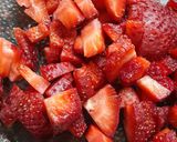 Foto del paso 3 de la receta: Mini tarta de frutillas, dulce de leche y crema 🍓