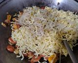 Foto langkah ke 3 dari resep Mie goreng sosis.