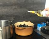A picture of step 2 of Moules Marinières with Cream.