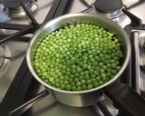 Une image de l'étape 1 de Salade de riz aux tomates, petits pois, haricots de mer et maquereaux.