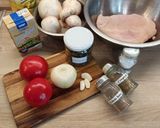 Selymes paradicsomos-gombás csirkeragu recept fázis 1 fotója
