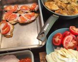 Csirkemellszelet sonkával, paradicsommal, sajttal sütve recept fázis 3 fotója