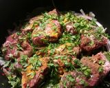 Foto del paso 8 de la receta: Lomo de cordero, con cebollas caramelizda, cirulas, pasas y crujiente de almendras
