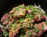 Foto del paso 8 de la receta: Lomo de cordero, con cebollas caramelizda, cirulas, pasas y crujiente de almendras