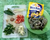 Foto langkah ke 2 dari resep Udang Tumis Cabe Ijo.