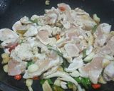 รูปขั้นตอนการทำที่ 2 ของ กะเพราอกไก่ใส่เห็ด(สูตรลดความอ้วน)