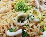 Foto del passaggio 3 della ricetta Spaghettone calamari e limoni😋