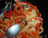 Foto del paso 4 de la receta: Piquece (cubierta de cebolla, pimiento y queso) p/milanesas