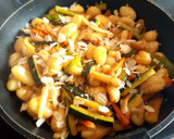 Foto del paso 6 de la receta: Ñoquis tex mex con verduras salteadas y almendras