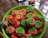 Foto langkah ke 6 dari resep Bolu pelangi bunga.