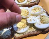 Foto del paso 4 de la receta: Cuarentena = “hacer huevo”(Sándwich tostado de huevo y cebolla en pan integral)