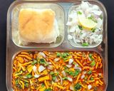 झणझणीत चटकदार मिसळपाव (misalpav recipe in marathi) रेसिपी स्टेप 3 फोटो 