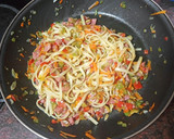 Foto del paso 4 de la receta: Salteado de pasta con mortadela y verduras