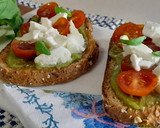 Foto del paso 3 de la receta: Tosta con pesto y tomatitos