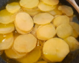 Foto del paso 7 de la receta: Estofado de pavo con verduras sobre cama de patatas al vino