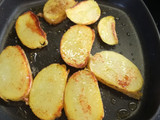 Albondigones de bonito con judías salteadas y patatas
