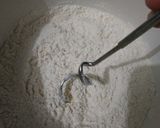 Foto langkah ke 2 dari resep Roti Pizza.