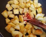 Foto del paso 3 de la receta: Papas salteadas con ajo y limón..