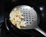 A picture of step 1 of Macaroni With Potato Curry.