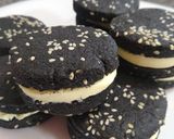 Foto del paso 3 de la receta: Alfajor oreo con sésamo relleno de limón