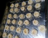 Foto langkah ke 4 dari resep Crunchy Strawberry Cheese Thumbprint Cookies💟.