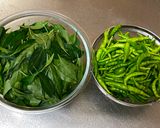 A picture of step 1 of Chili Leave Tsukudani (seasoned with sweet soy sauce).