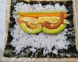 Foto langkah ke 3 dari resep California Roll Sushi.