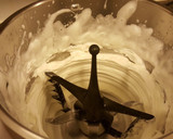 Foto del paso 4 de la receta: Mousse de turrón en tarrinas de chocolate