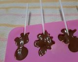 Foto del paso 2 de la receta: Chupetines de chocolate dinosauros