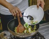รูปขั้นตอนการทำที่ 8 ของ ข้าวผัดแกงเขียวหวาน ไก่ อาหารไทย เมนูผัด วิธีทำง่ายๆ