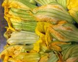 Foto del paso 5 de la receta: Flores de zapallo con relleno multicolor al horno