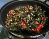 Foto langkah ke 4 dari resep Oseng daun pepaya teri jos.