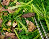 Hình bước làm 2 của món Lòng gà và trứng gà non xào cải đắng và bánh đa nắm Quỳnh Côi