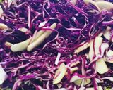 Foto del passaggio 2 della ricetta Insalata di crauto rosso, mela verde e pinoli tostati