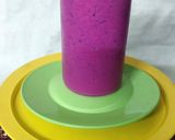A picture of step 3 of Red dragon fruit milkshake.
