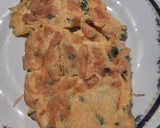 Foto del paso 4 de la receta: Tortilla francesa con ajo, perejil y langostinos