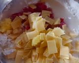 Foto del paso 1 de la receta: Pan de salame y queso con harina leudante🍞