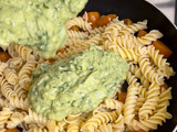 Espirales con salsa de palta y albahaca